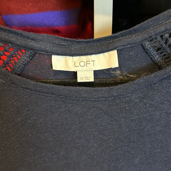 Loft navy with embroidery details sleeveless scoop neck top size XS - Picture 2 of 3